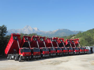 autocarri ribaltabili Iveco trakker 450- 40 stralis Tecnoscavi Colledara in Abruzzo Italy