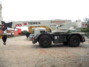 ruspe escavatori camion gru macchine movimento terra della Tecnoscavi srl Italy Abruzzo